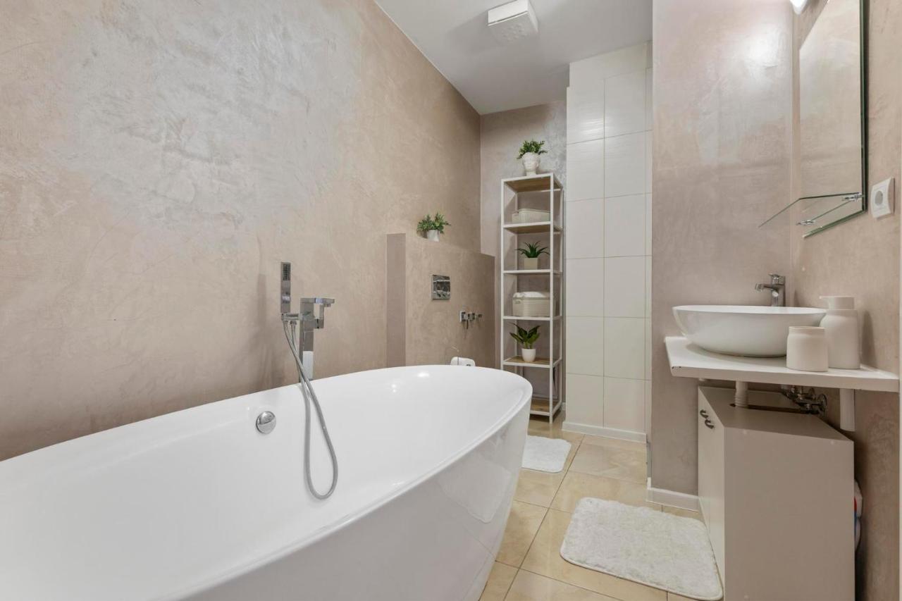 شقة Urban Elegance Retreat براتسيلافا المظهر الخارجي الصورة